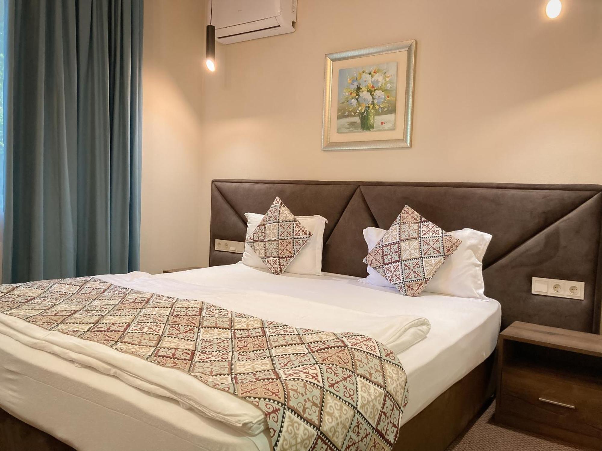 Silk Way Hotel Almaty Bagian luar foto